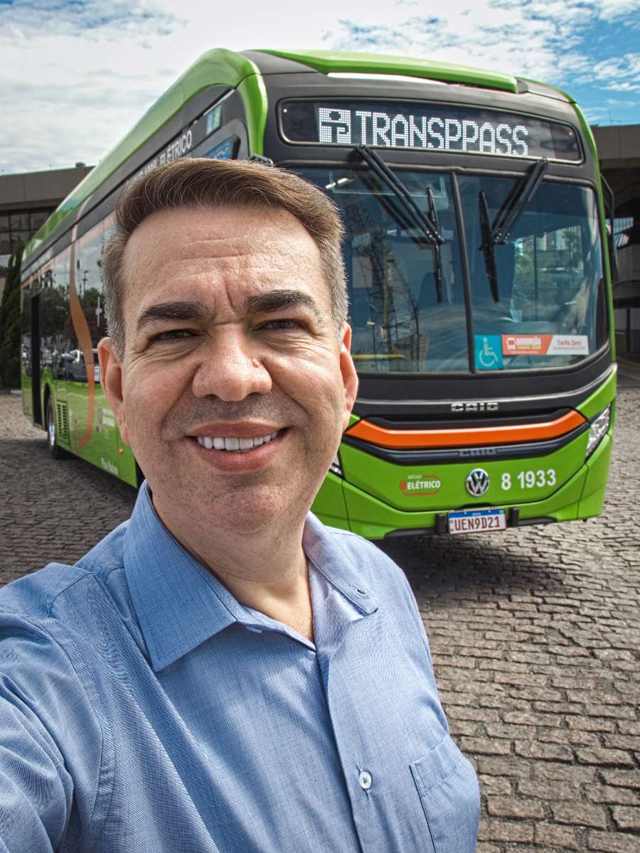 Ada&iacute;as Francisco de Souza, Direktor bei TRANSPPASS, zeigt, wie Elektrobusse einen effizienten und nachhaltigen urbanen Verkehr erm&ouml;glichen.