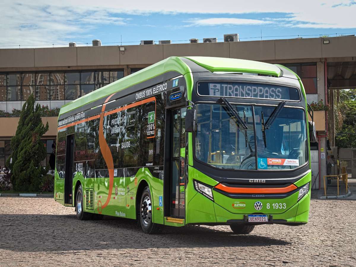 Die kompakten Elektrobusse von Volkswagen Truck & Bus meistern die engen Stra&szlig;en S&atilde;o Paulos und senken zugleich Kosten und Emissionen.