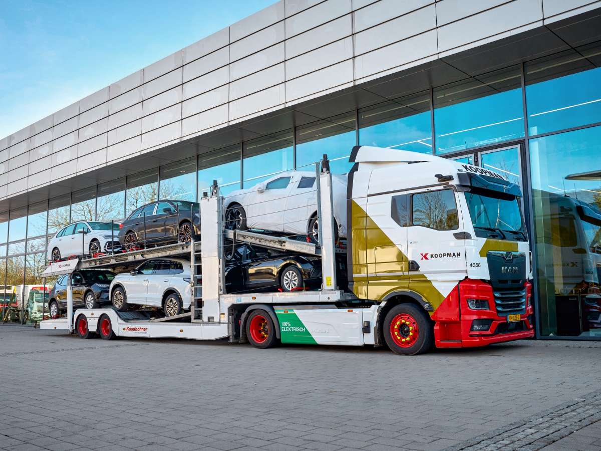 Der vollelektrische MAN eTGX Ultra transportiert Fahrzeuge und G&uuml;ter effizient und emissionsfrei.